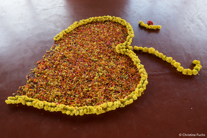 Om en fleurs, sur le sol de l'ashram